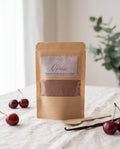 Poudre parfumée Cerise L&E pour aspirateur, sachet kraft et cuillère en bois