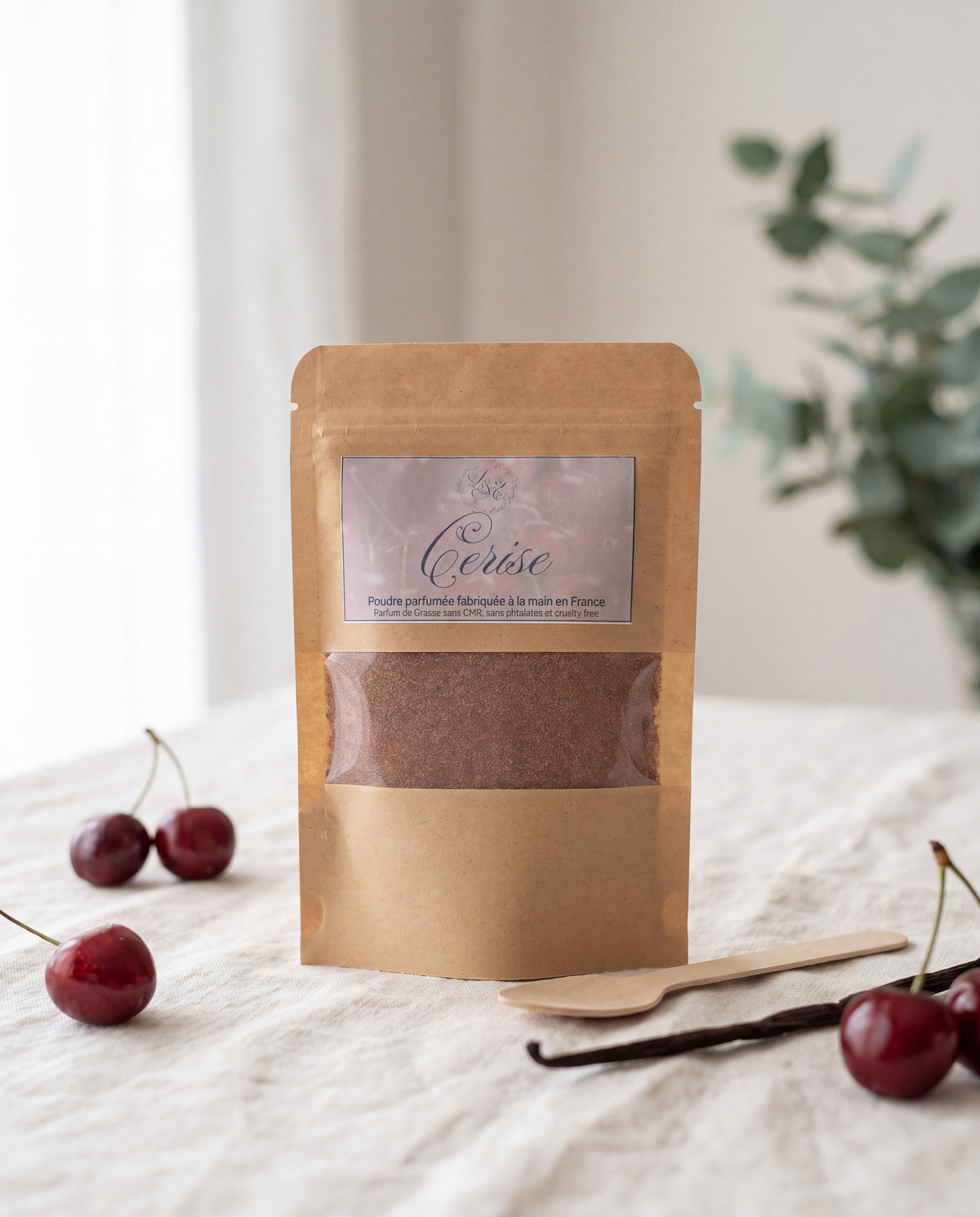Poudre parfumée Cerise L&E pour aspirateur, sachet kraft et cuillère en bois