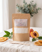 Poudre parfumée Pêche L&E pour aspirateur, sachet kraft et cuillère en bois