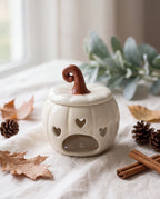 Brûle-parfum Citrouille Blanche L&E posé dans un décor d'automne