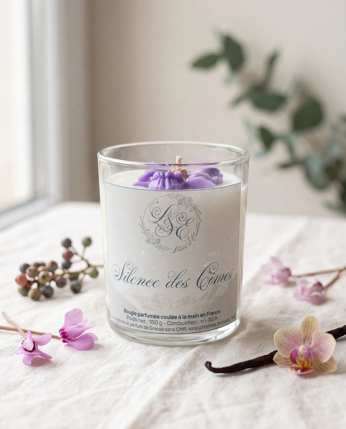 Bougie artisanale Silence des Cimes, collection Fleurs d'Asie de L&E, coulée à la main en France